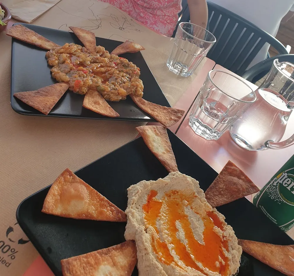 Caviar D'aubergine À la Tomate Et Houmous